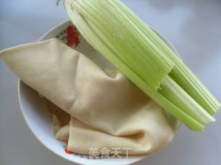 西芹豆腐皮的做法步骤：1