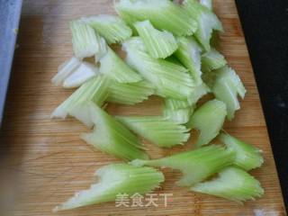 西芹豆腐皮的做法步骤：3