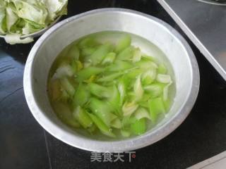 西芹豆腐皮的做法步骤：5