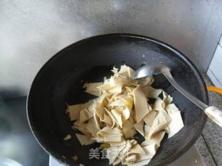 西芹豆腐皮的做法步骤：7