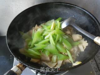 西芹豆腐皮的做法步骤：11