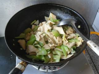西芹豆腐皮的做法步骤：12