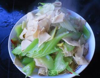 西芹豆腐皮的做法步骤：13