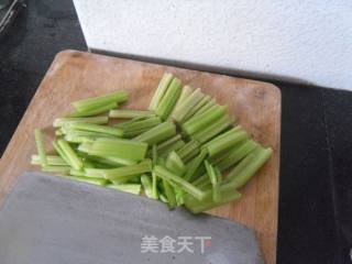 杏鲍菇炒芹菜的做法步骤：2