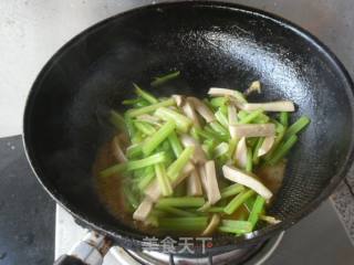 杏鲍菇炒芹菜的做法步骤：11