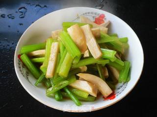 杏鲍菇炒芹菜的做法步骤：12