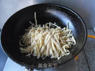 豆皮豆芽炒油菜的做法步骤：4