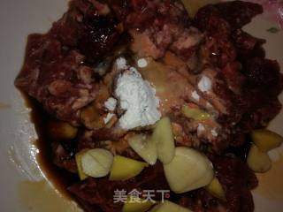 *团圆饭*葱爆牛肉的做法步骤：2