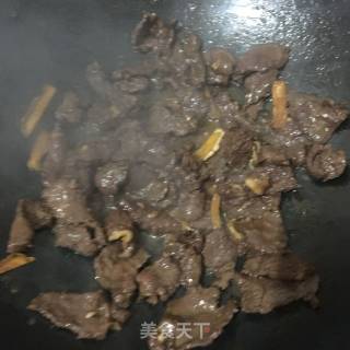 香芹炒牛肉的做法步骤：5