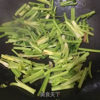 香芹炒牛肉的做法步骤：6