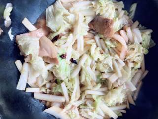 熟肉炖白菜的做法步骤：7
