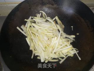 白菜木耳炒香肠的做法步骤：5