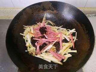 白菜木耳炒香肠的做法步骤：6