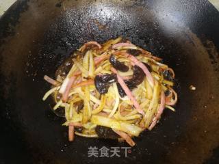 白菜木耳炒香肠的做法步骤：7
