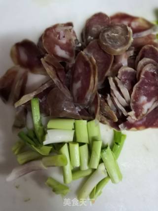 家长的味道——香肠炒莴笋的做法步骤：2
