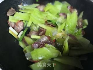 家长的味道——香肠炒莴笋的做法步骤：5