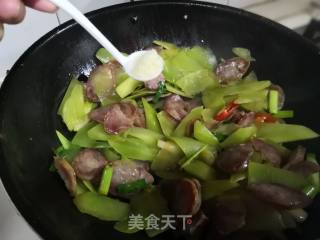 家长的味道——香肠炒莴笋的做法步骤：6