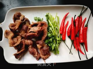 #团圆饭#小米椒拌鸡胗的做法步骤：1