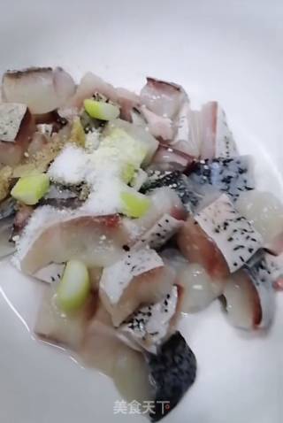 ＃年夜饭＃干炸鱼肉块的做法步骤：1
