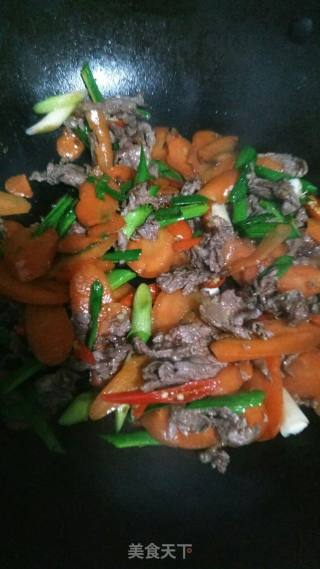 牛胸肉炒红萝卜的做法步骤：7