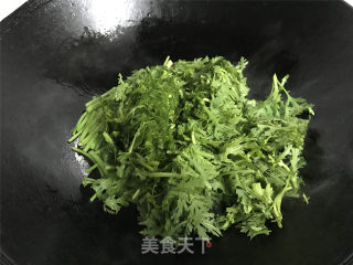 清炒茼蒿的做法步骤：5