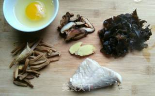 黄花菜香菇鸡肉汤的做法步骤：1
