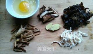 黄花菜香菇鸡肉汤的做法步骤：2