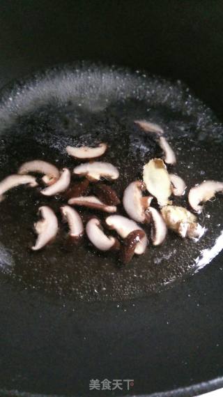 黄花菜香菇鸡肉汤的做法步骤：4