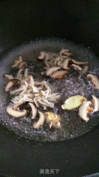 黄花菜香菇鸡肉汤的做法步骤：5