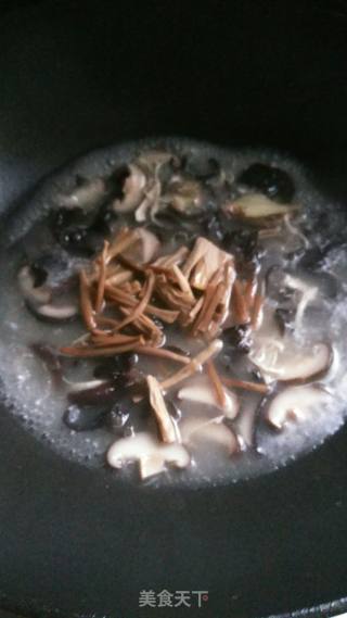 黄花菜香菇鸡肉汤的做法步骤：7