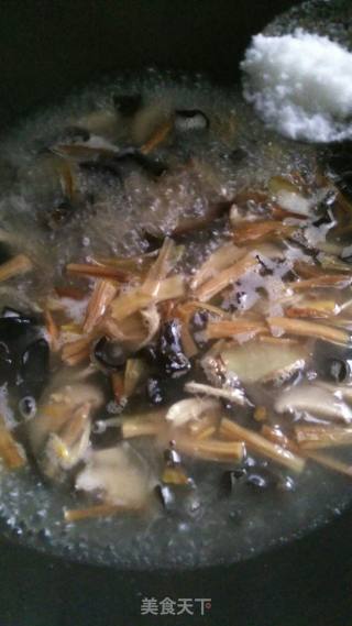 黄花菜香菇鸡肉汤的做法步骤：8