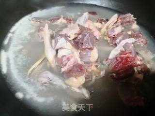 葱爆鸭子的做法步骤：1