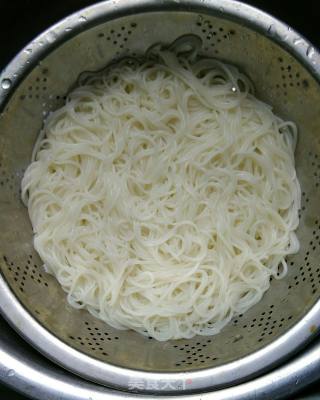 青椒炒肉汤粉的做法步骤：2