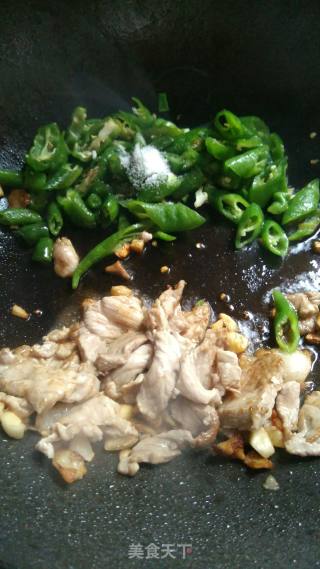 青椒炒肉汤粉的做法步骤：6