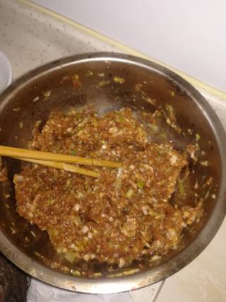 韭菜猪肉鸡蛋饺子的做法步骤：2
