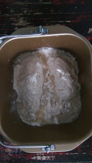 炼乳扭扭面包的做法步骤：1