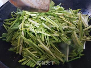 年夜菜~蒜苗炒肉的做法步骤：4