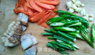 卤五花肉炒青椒的做法步骤：1