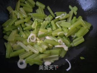 八带炒芹菜的做法步骤：8