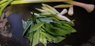 蒜苗炒烧肉的做法步骤：1