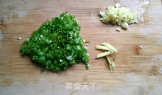 青椒碎炒鸡蛋的做法步骤：2