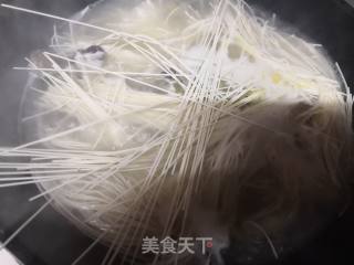 鸡汤蛋饺面的做法步骤：1