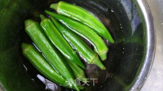 秋葵炒鸡蛋的做法步骤：2