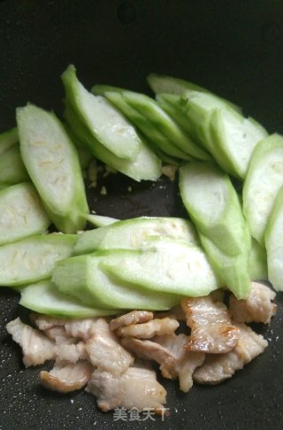 丝瓜炒五花肉的做法步骤：4
