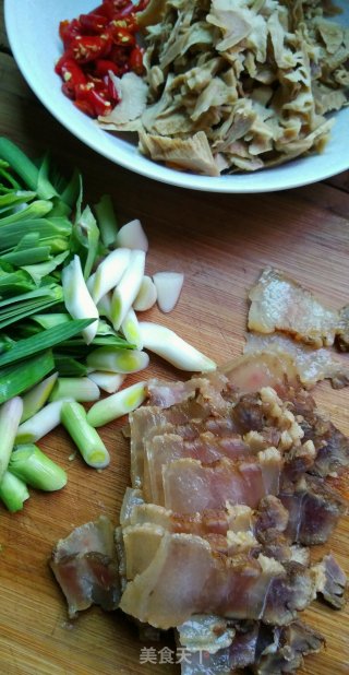 笋干炒腊肉的做法步骤：2