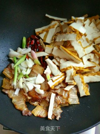 香干炒腊肉的做法步骤：5