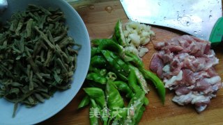 腌豆角炒瘦肉的做法步骤：1