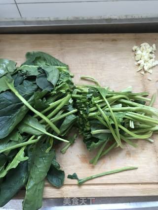 果仁菠菜的做法步骤：1