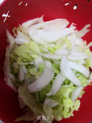 香肠煸炒大白菜梗的做法步骤：2