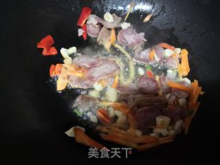 香肠煸炒大白菜梗的做法步骤：3